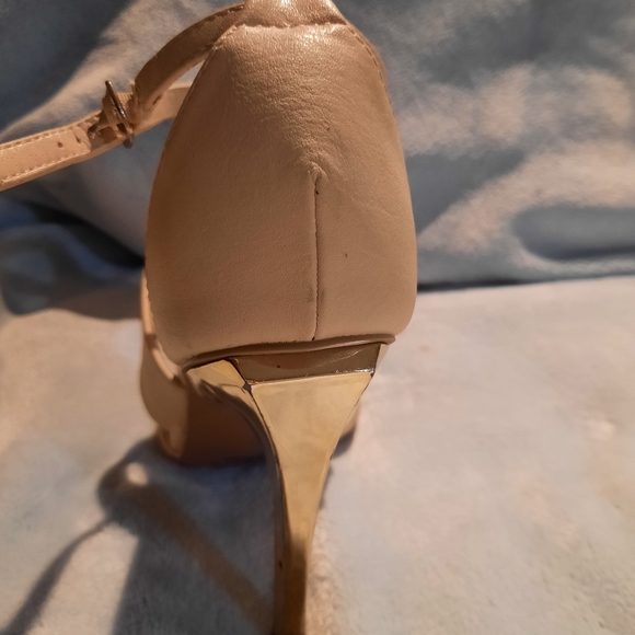 Le Chateau cream pumps - Picture 4 of 4